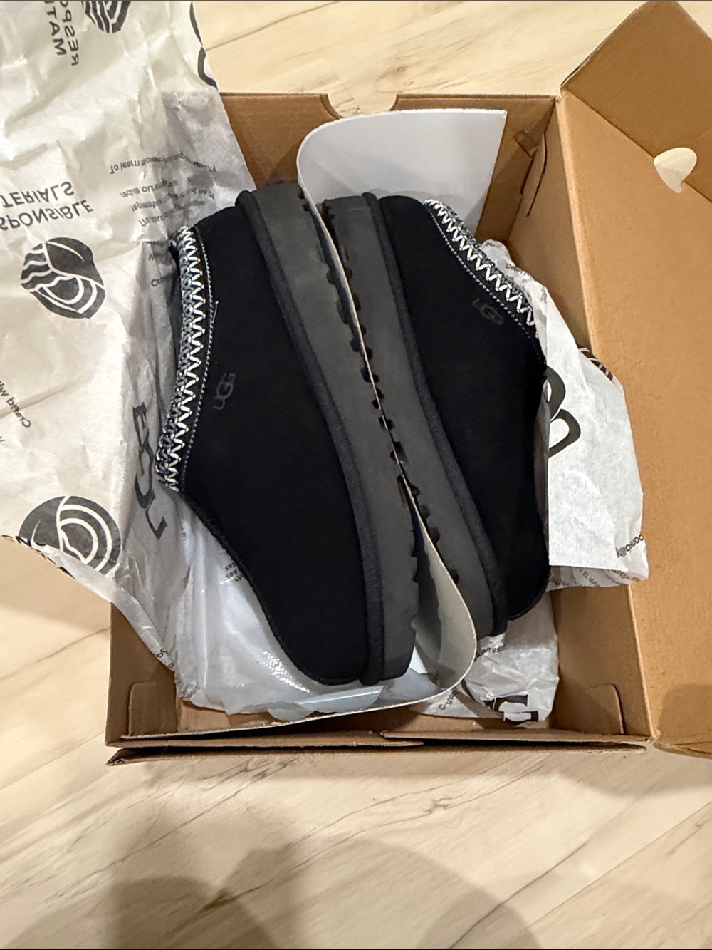 UGG Women Tazz II in Black